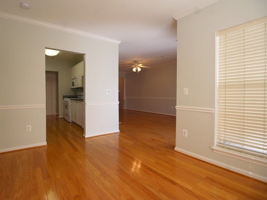 Building Photo - 7000 Falls Reach Dr