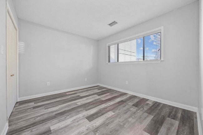 Building Photo - Charming 2-Bedroom Condo Near the Beach