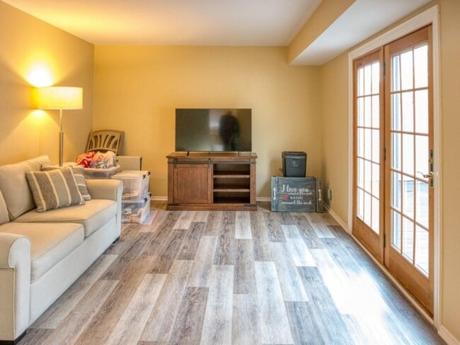 Building Photo - 27 Adrienne Pl