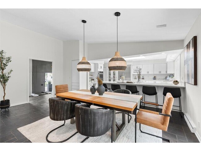 Building Photo - 1345 Fairlawn Way