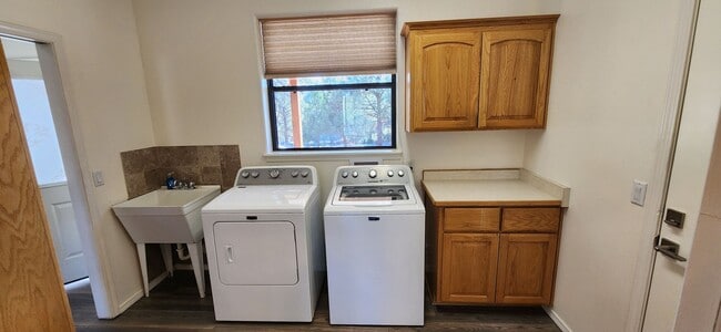 Building Photo - Modern Home with Huge Yard