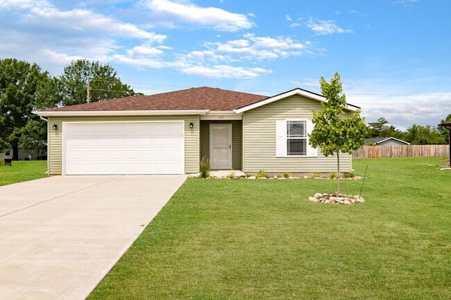 Building Photo - 3 bedroom 2 bath 2 Car Garage with fenced yard  for rent, Hollister, MO