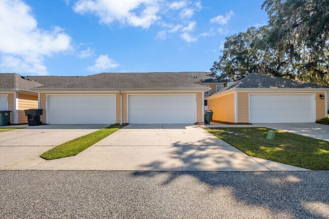 Building Photo - Southwood Townhome with Community Pool