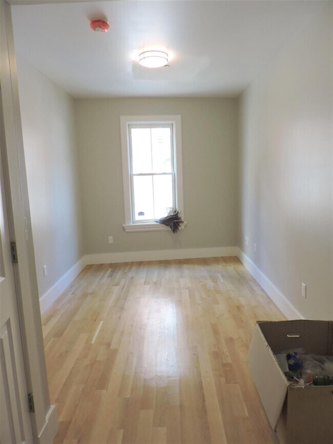 Building Photo - 40 Bow St