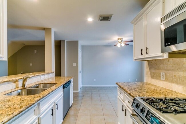 Building Photo - Charming Townhome near Memorial Park!