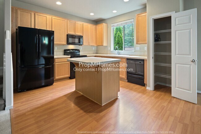 Building Photo - Light & Bright Three Bedroom Home in Aloha!