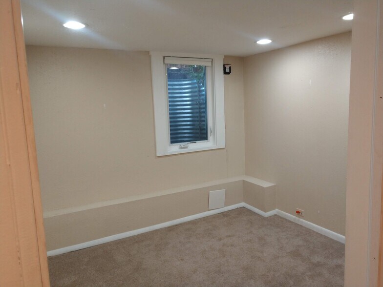 Basement Bedroom - 2235 S FRANKLIN ST