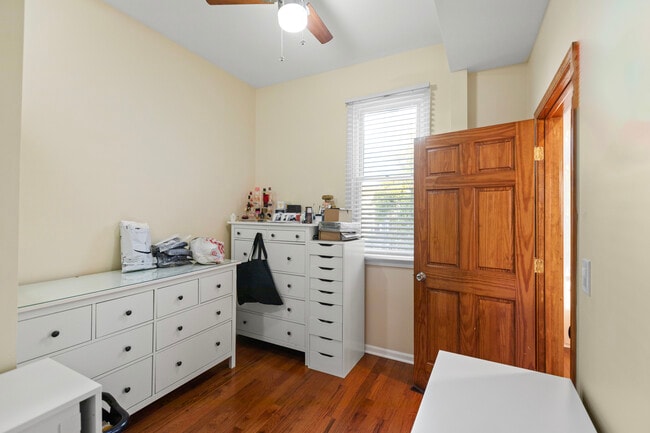 Building Photo - 2028 N Hamlin Ave