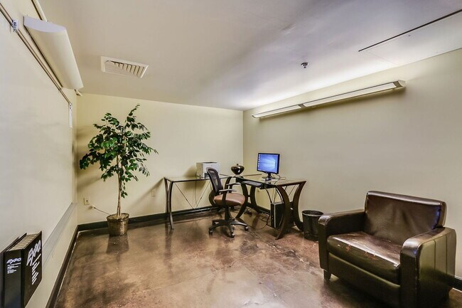 Building Photo - 114 W Adams St