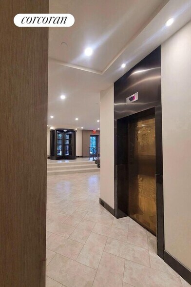 Building Photo - 45 W 81st St