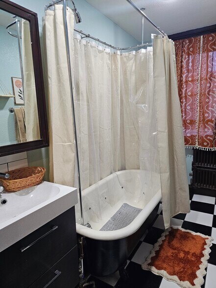 Bathroom - 1475 N Humboldt St