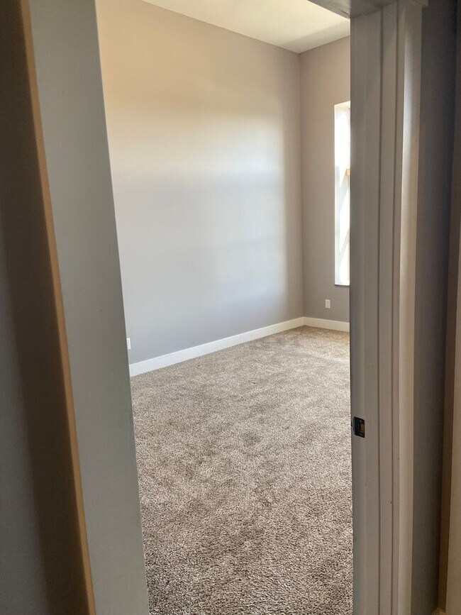 Building Photo - 122 S Main St