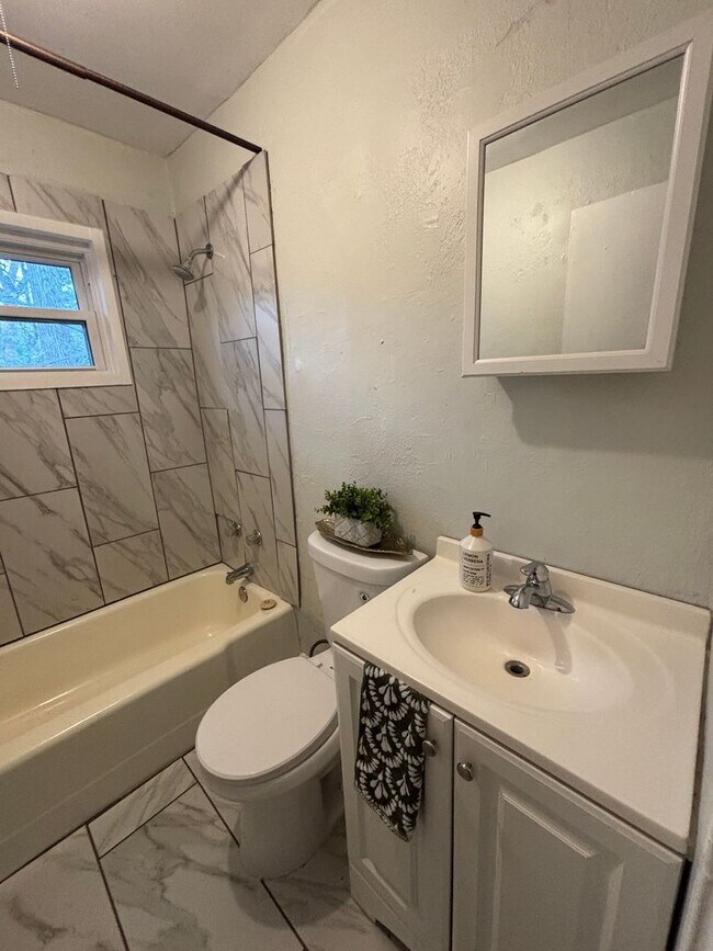 Building Photo - 5317 Lee Ave