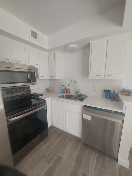 Building Photo - 8063 Meadow Rd