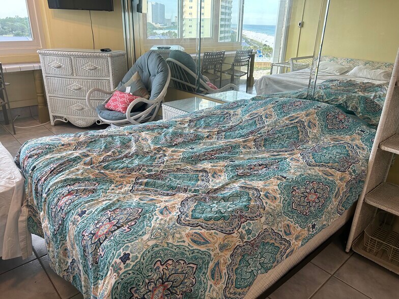 Bed - 8817 S Thomas Dr