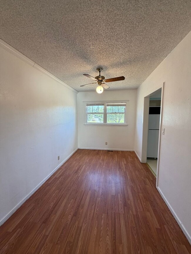 Building Photo - Adorable House with Large Yard, 1.2 Miles from Oregon Tech and Sky Lakes Medical Center!