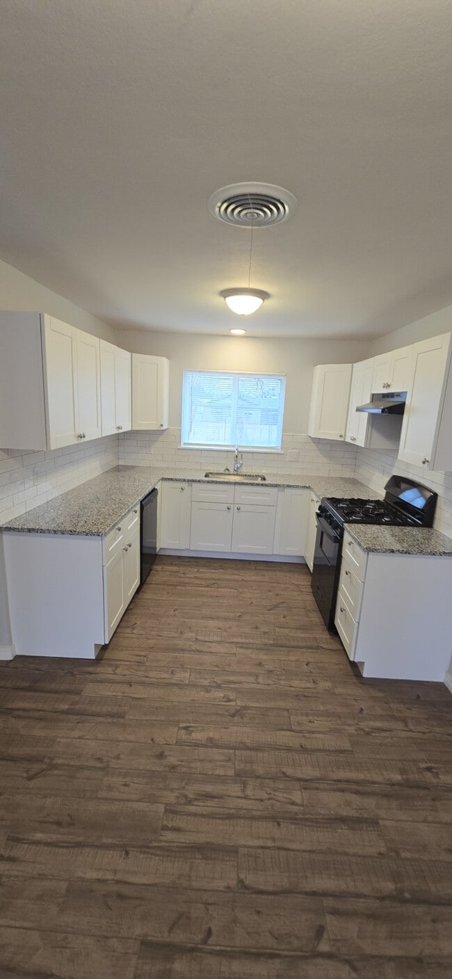 Building Photo - 909 Van Horn St