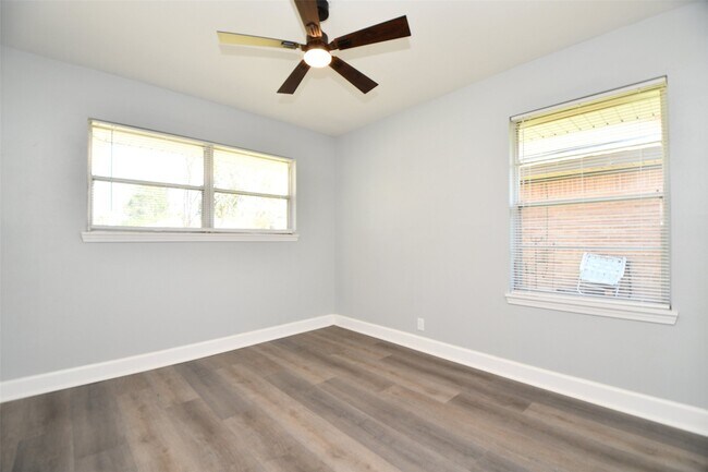 Building Photo - 5429 De Lange Ln