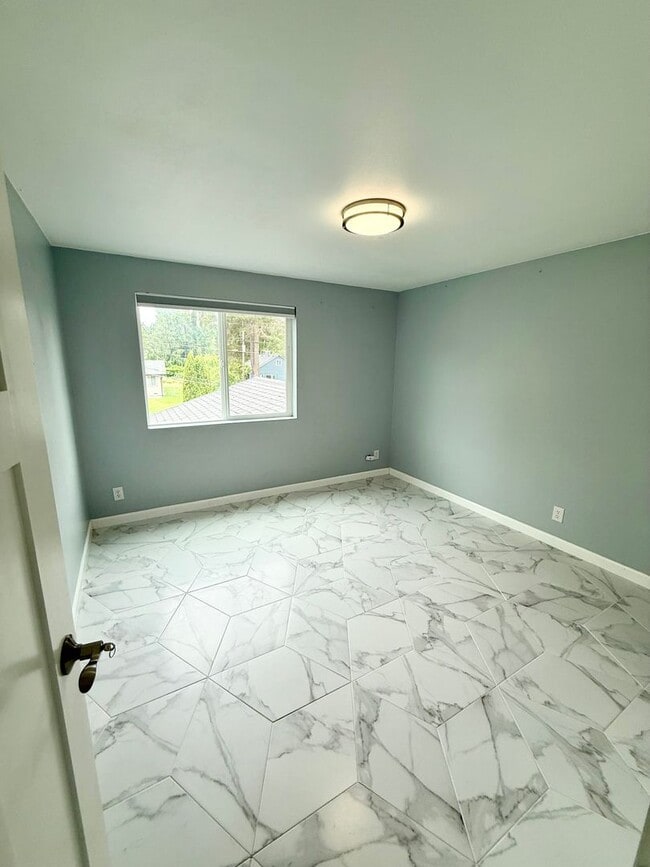 Building Photo - Spacious house in Bremerton.