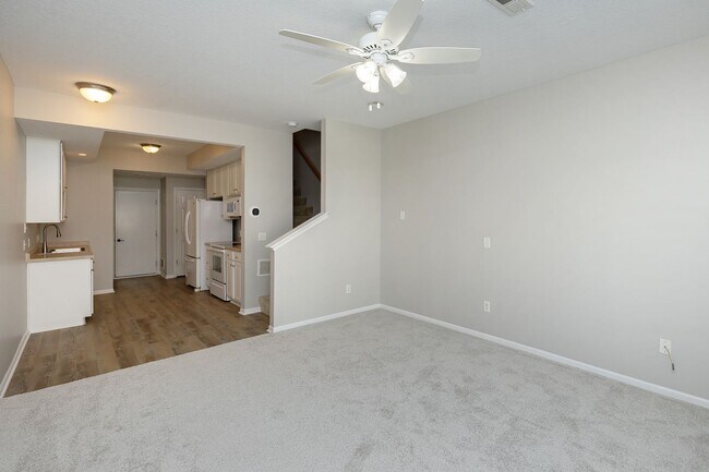 Building Photo - CHARMING TOWNHOME!! 2 Bedroom, 3 Bathroom Townhome in Ankeny!