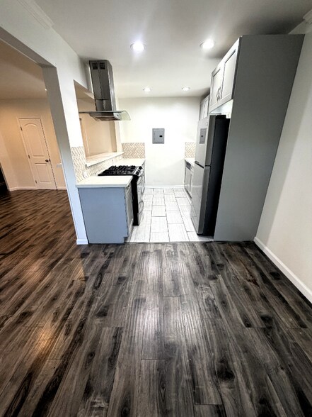 Building Photo - 1040 N Sierra Bonita Ave