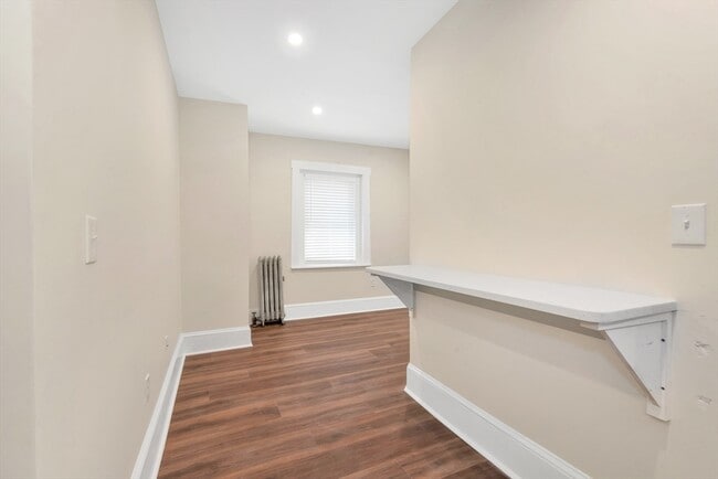 Building Photo - 107 School St