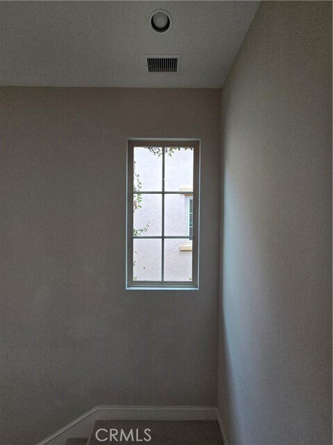 Building Photo - 40 Bianco