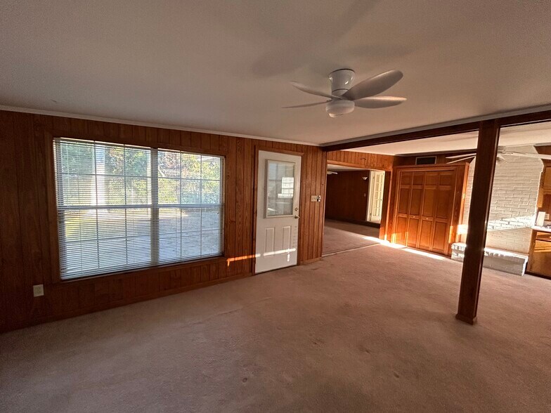 Building Photo - 409 E Barnard St