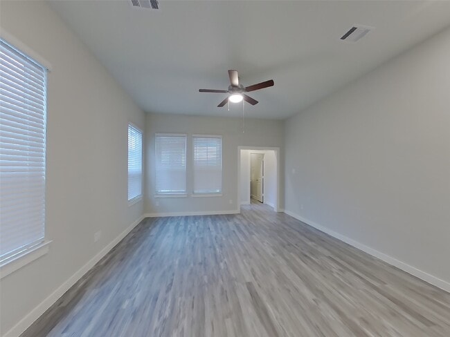 Building Photo - 9835 Willow Creek Commerce Dr