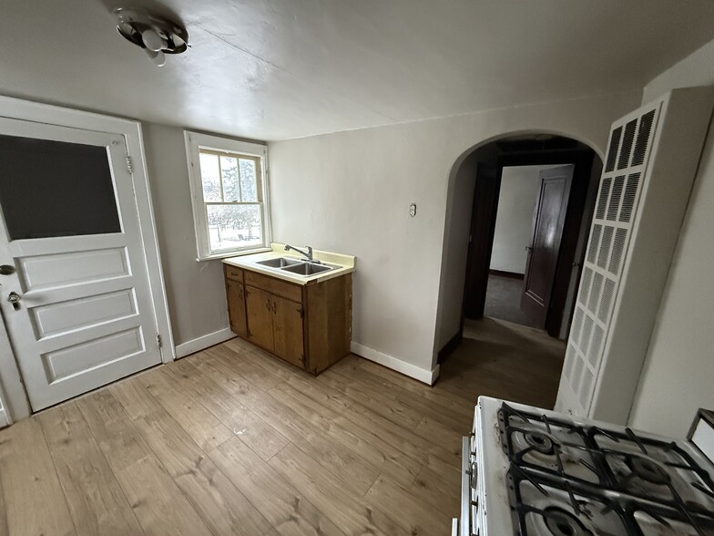 Building Photo - 818 N Van Buren St