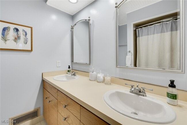 Building Photo - 37 E Meadowlawn Blvd