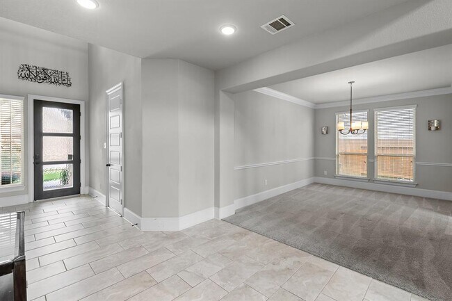 Building Photo - 508 Hidden Creek Way