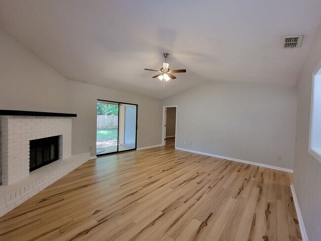Building Photo - 2 bedroom/ 2 bath duplex for rent in NE Tallahassee, woodfloors, fenced back yard available Augus...