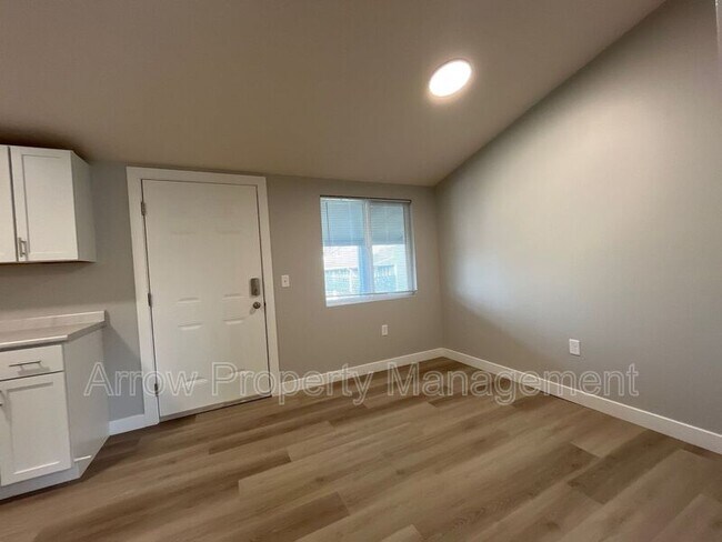 Building Photo - 877 N 26