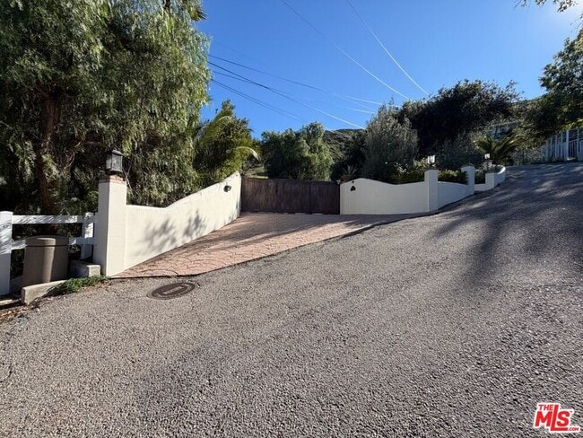 Building Photo - 456 S McKnight Rd