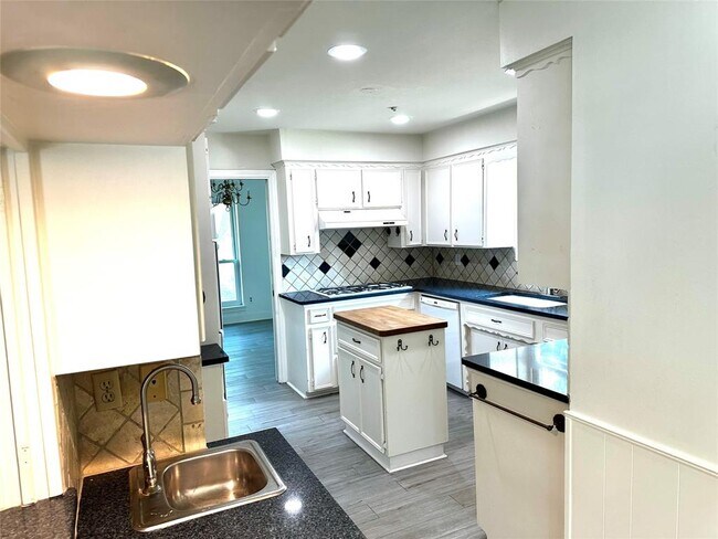 Building Photo - 3007 Broadmoor Dr
