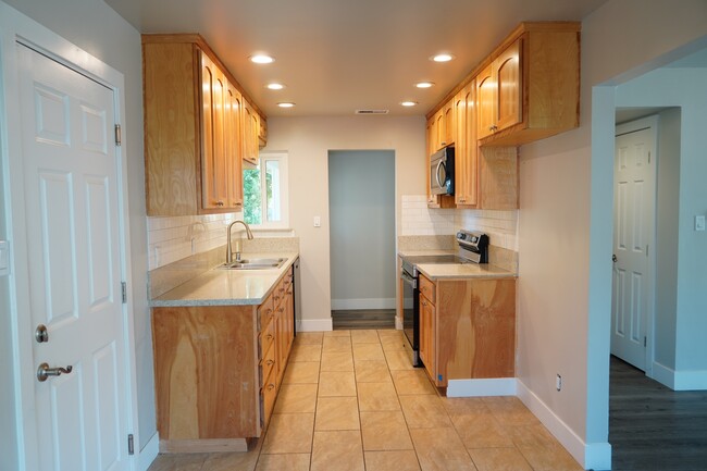 Building Photo - 1650 Archer Dr