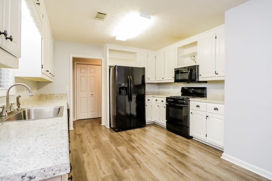 Building Photo - 335 Cattlemans Cir