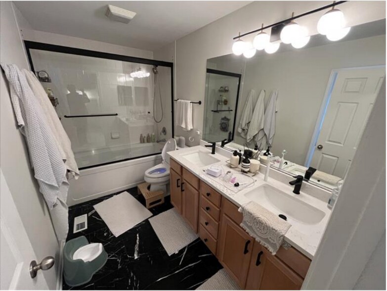 Building Photo - 3255 N Bay Ct