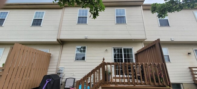 Building Photo - 3 Bedroom 1.5 bathroom townhome-Eastpointe...