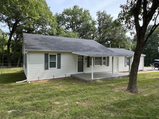 Building Photo - Charming Bungalow with space to move