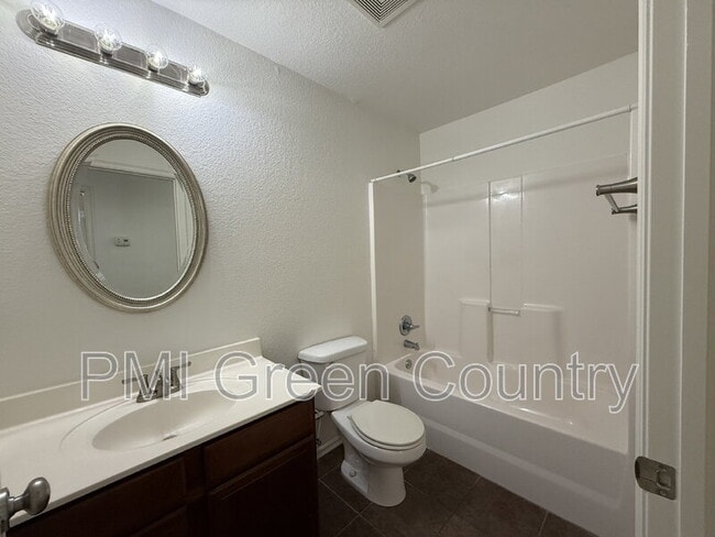 Building Photo - 4040 W 105th St S