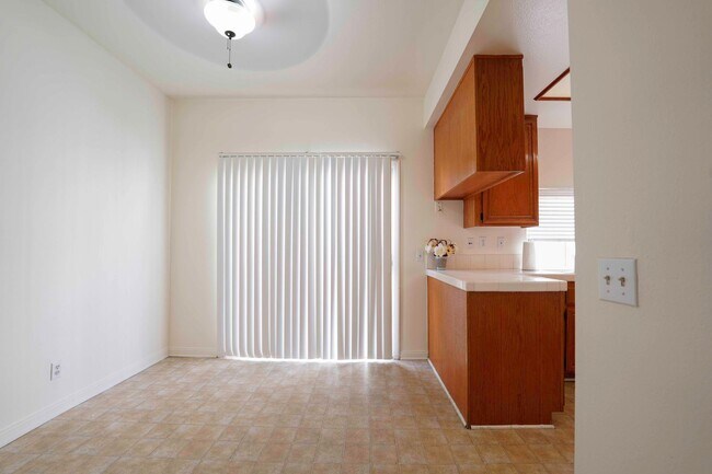 Building Photo - >>> THREE BEDROOM + THREE BATHS TOWNHOUSE ...
