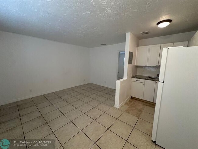 Building Photo - 3791 Riverside Dr