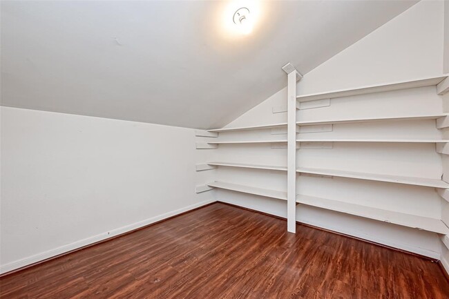 Building Photo - 10725 Boardwalk St