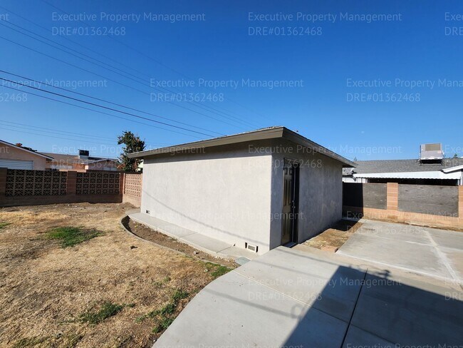 Building Photo - 3 bedroom/ 2 bathroom home located near th...