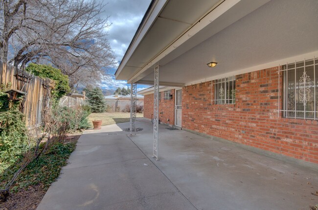 Building Photo - Beautifully Remodeled NE Heights/Uptown Ar...