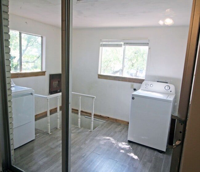 Building Photo - 5Bed/2.5bath with two kitchens, fenced yar...
