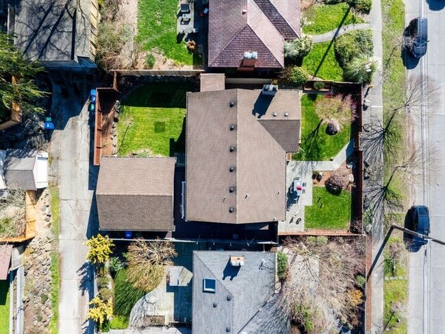 Building Photo - Elegant and Spacious Air-Conditioned Lincoln Park Rambler