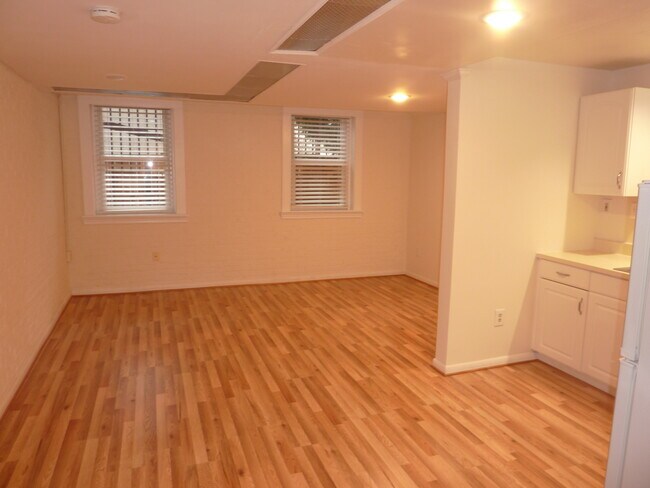 Building Photo - 515 Seward Sq SE